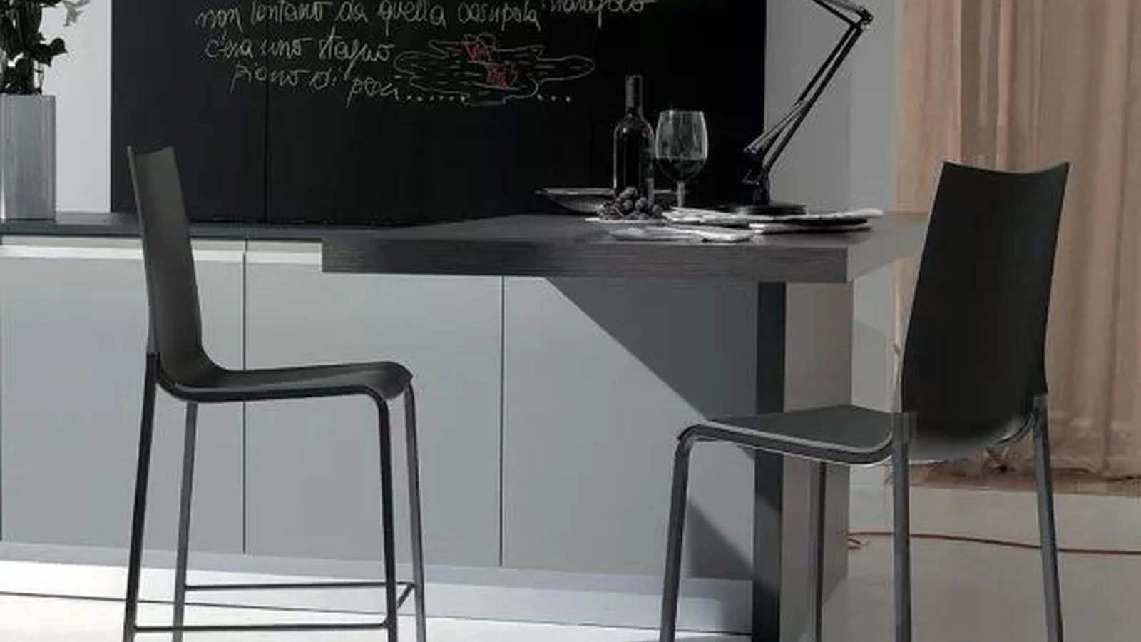 Sgabello Eva con struttura in acciaio laccato e scocca in polipropilene di Bontempi