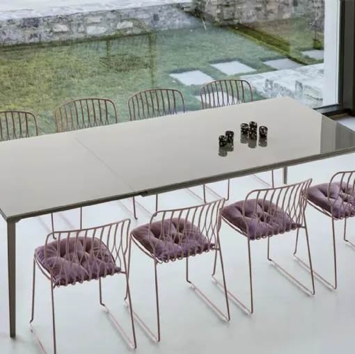 Sedia impilabile Freak con struttura in acciaio laccato di Bontempi