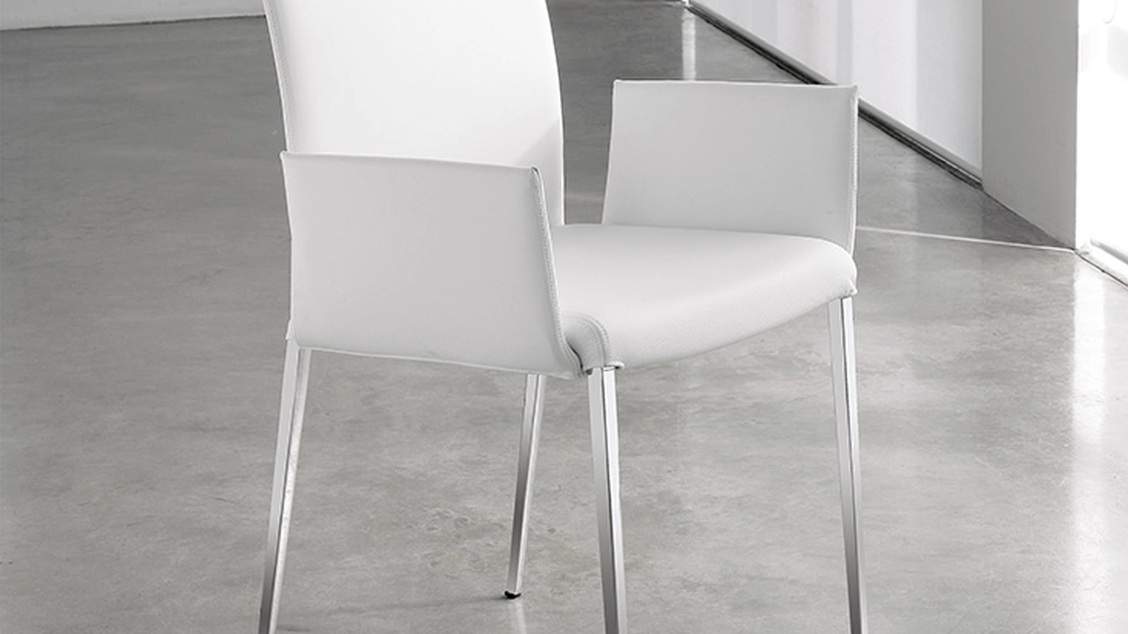 Sedia Anna in ecopelle con braccioli di Cattelan Italia