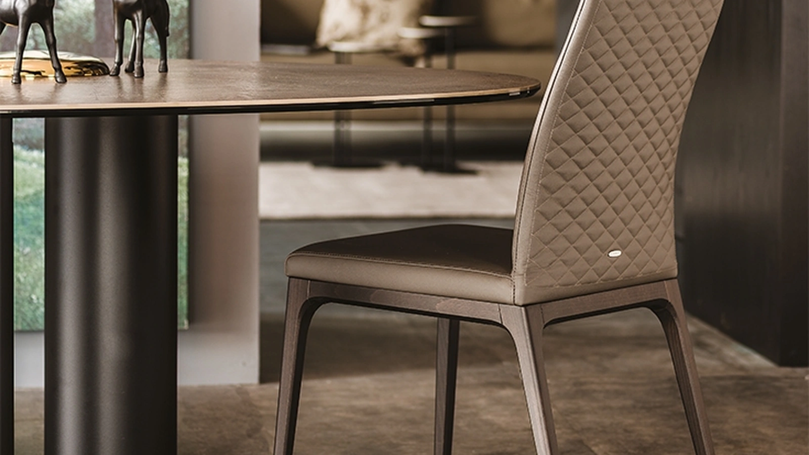 Sedia in pelle trapuntata con schienale alto Arcadia Couture di Cattelan Italia