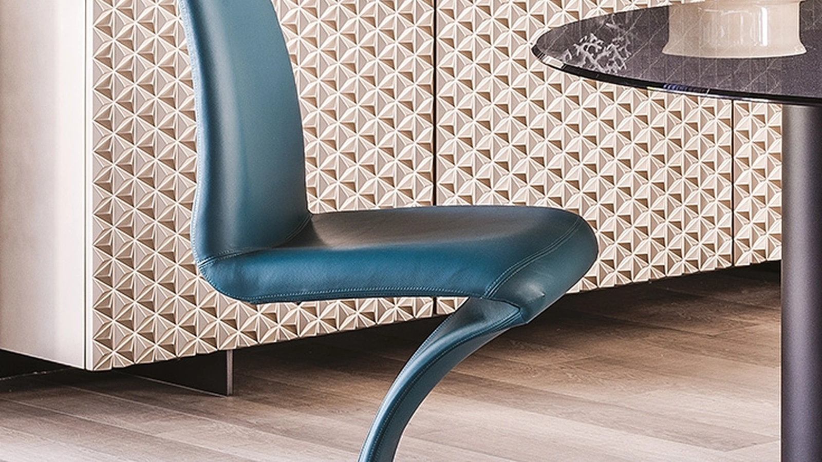 Sedia di design con base in acciaio e rivestimento in pelle Betty di Cattelan Italia