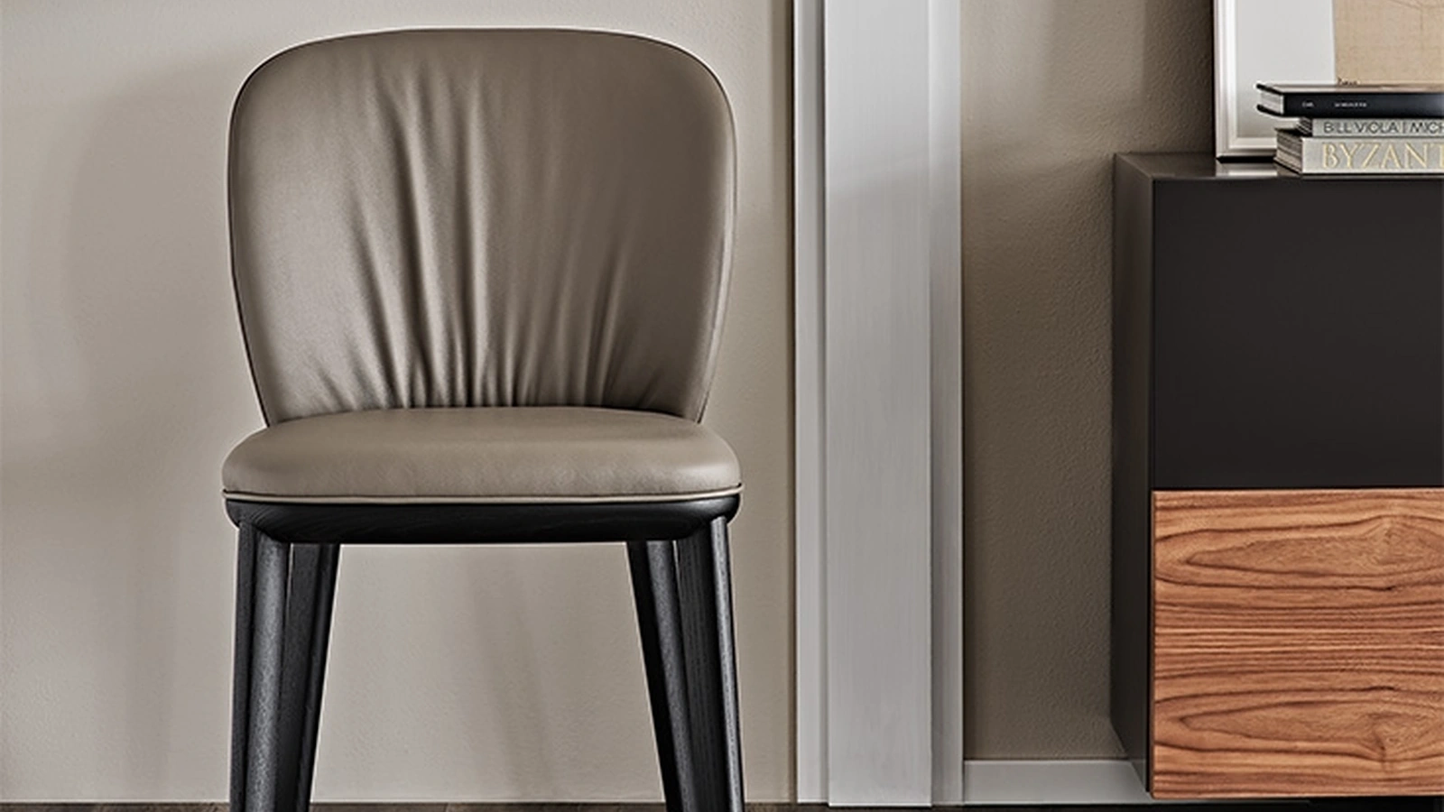 Sedia in legno con rivestimento in pelle Chris di Cattelan Italia