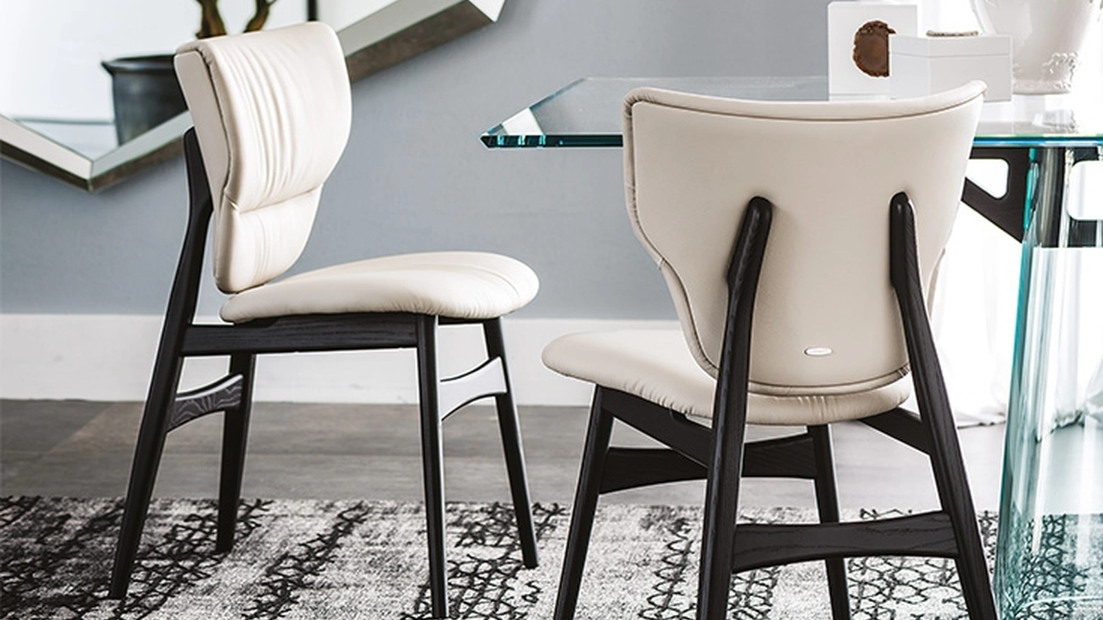 Sedia in legno con seduta e schienale in pelle Dumbo di Cattelan Italia