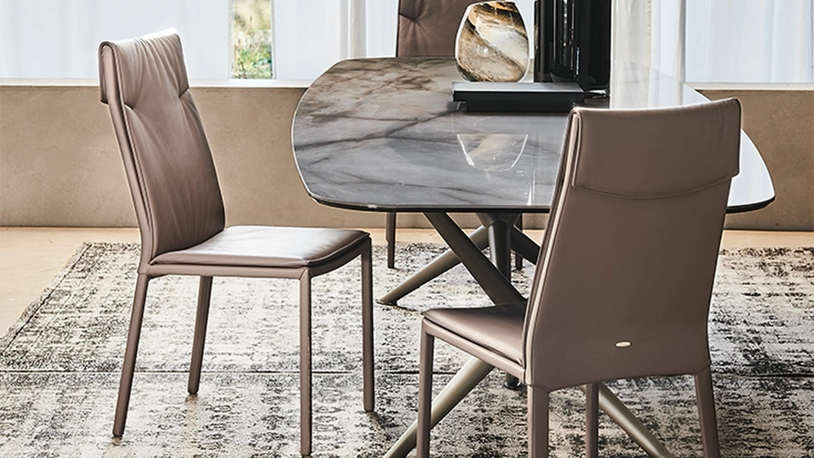 Sedia con schienale alto, in acciaio con rivestimento in pelle Isabel di Cattelan Italia