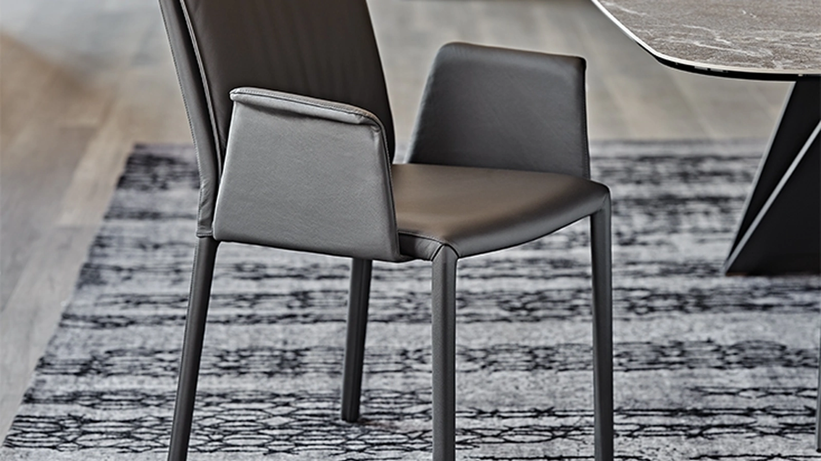 Sedia in ecopelle con braccioli Italia di Cattelan Italia