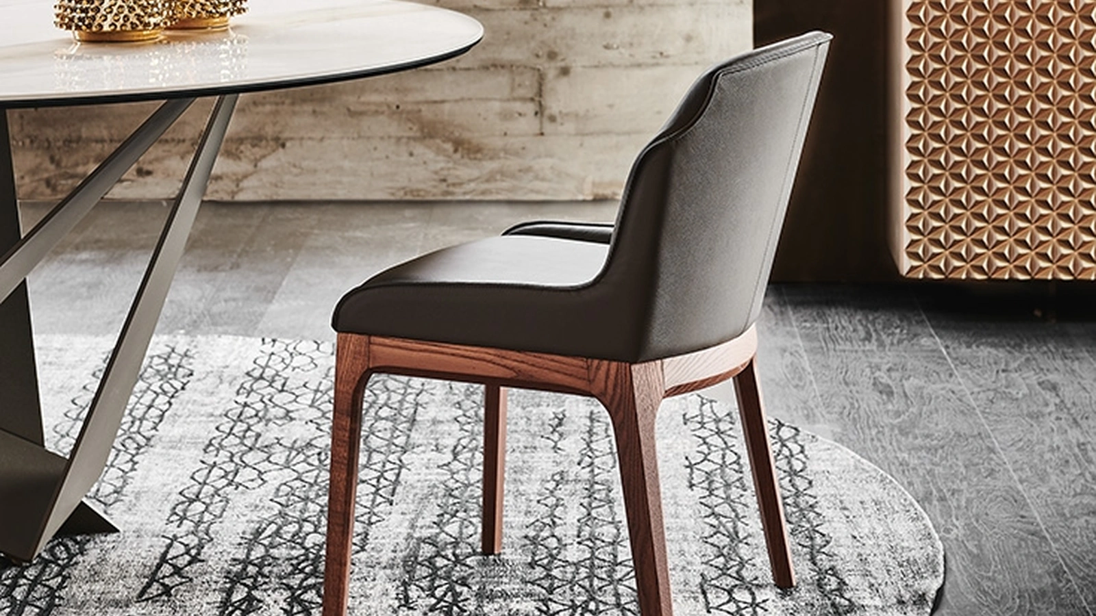 Sedia Musa in pelle con base in legno di Cattelan Italia
