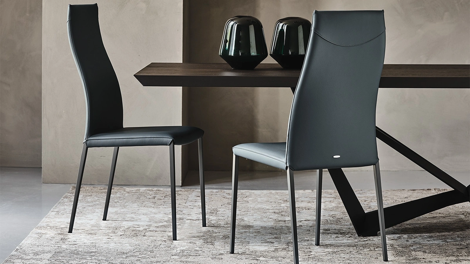 Sedia in pelle con schienale alto e struttura leggera in alluminio Norma ML di Cattelan Italia