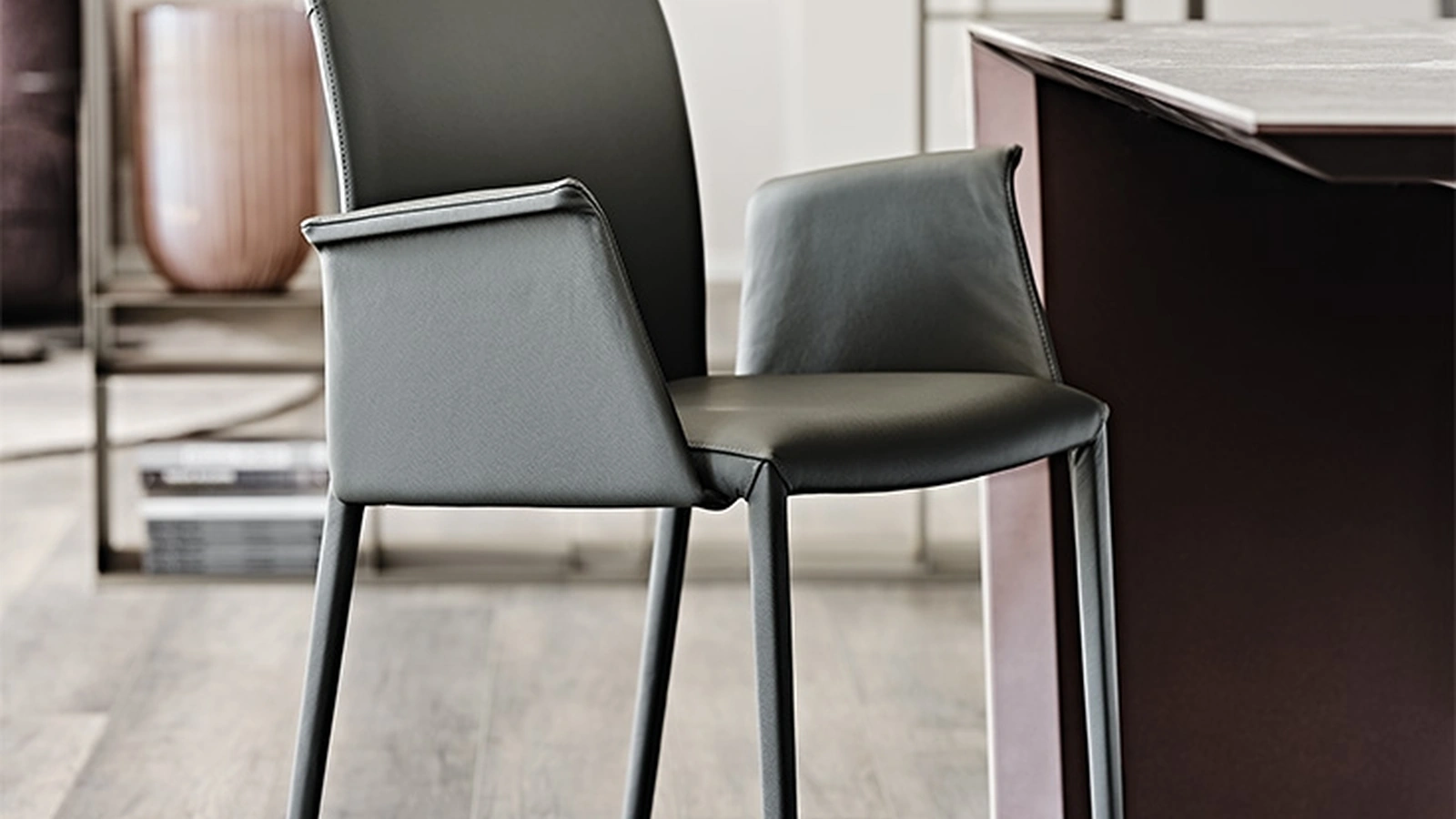 Sedia in pelle con braccioli Norma di Cattelan Italia