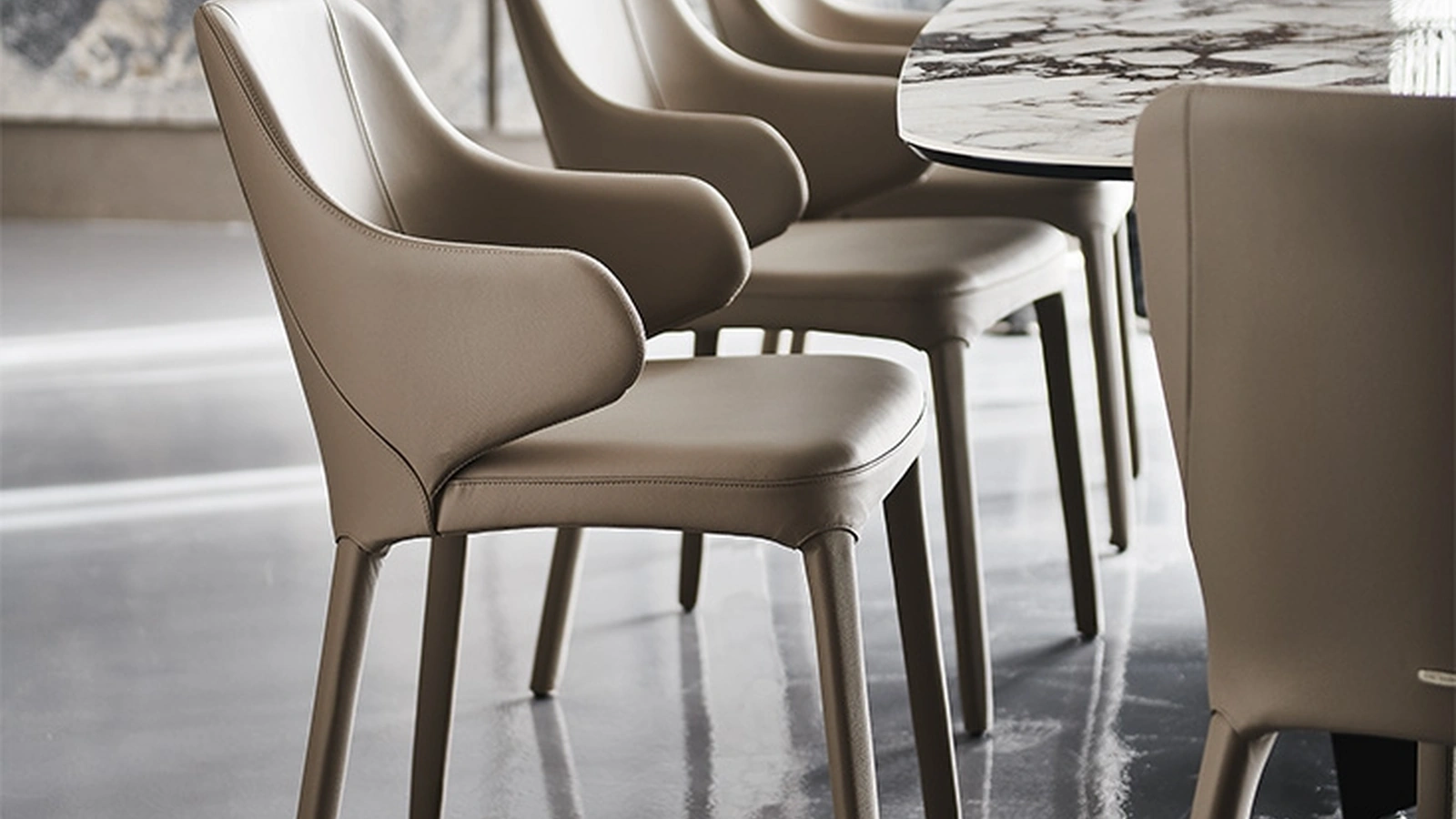 Sedia in pelle imbottita con braccioli Wanda di Cattelan Italia