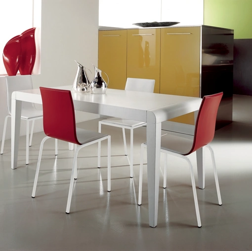 Sedia Chic rivestita in cuoietto con gambe in metallo di Gipi Le Sedie