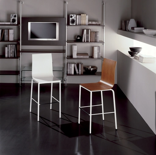 Sgabello Chic con struttura in metallo e scocca rivestita in cuoietto o in legno di Gipi Le Sedie