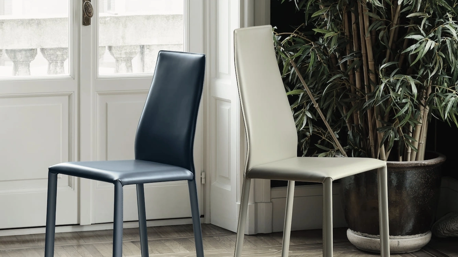 Sedia Dalila completamente rivestita in cuoio di Bontempi