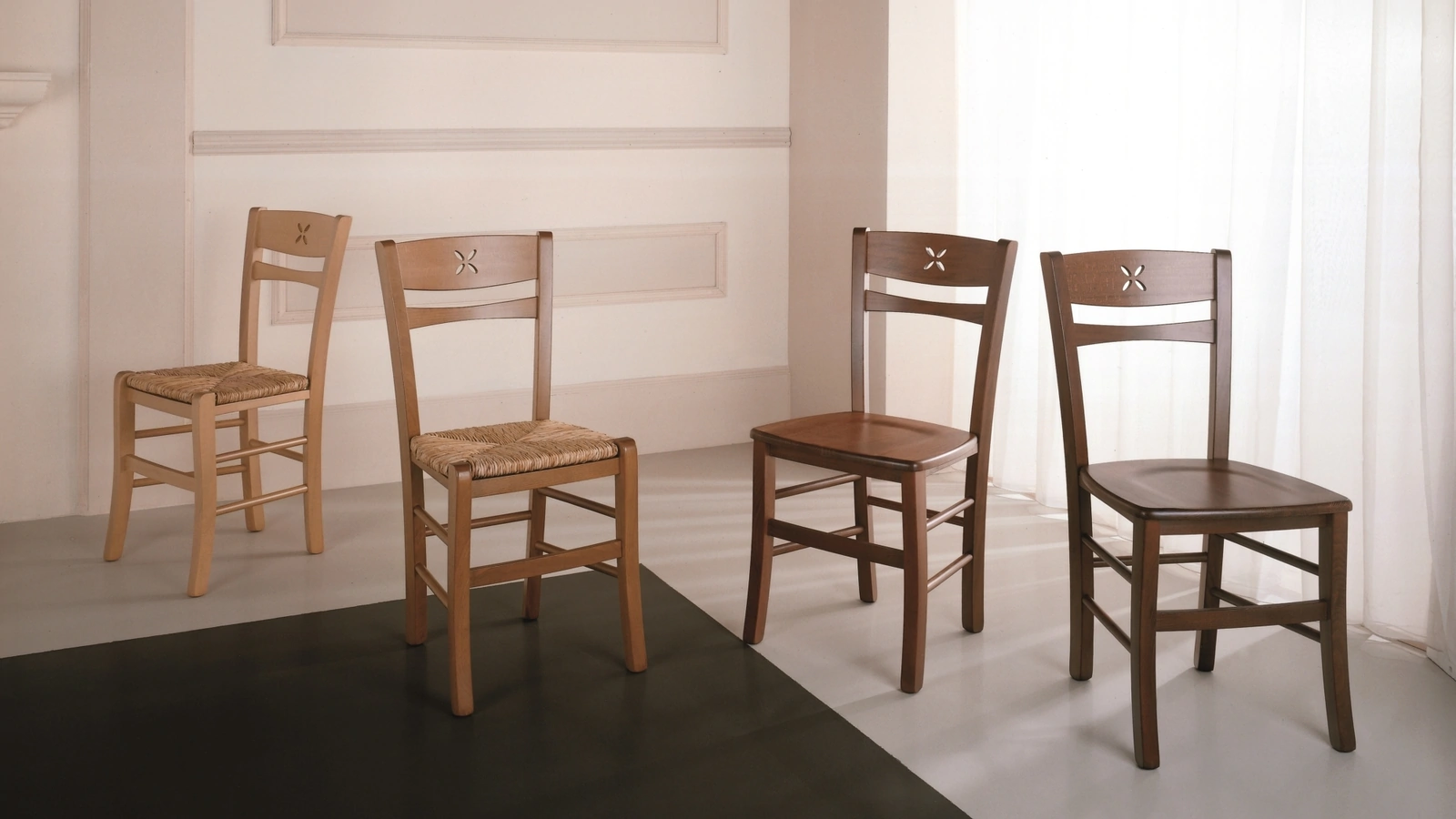 Sedia Fiore in faggio curvato con seduta in legno o impagliata di Gipi Le Sedie