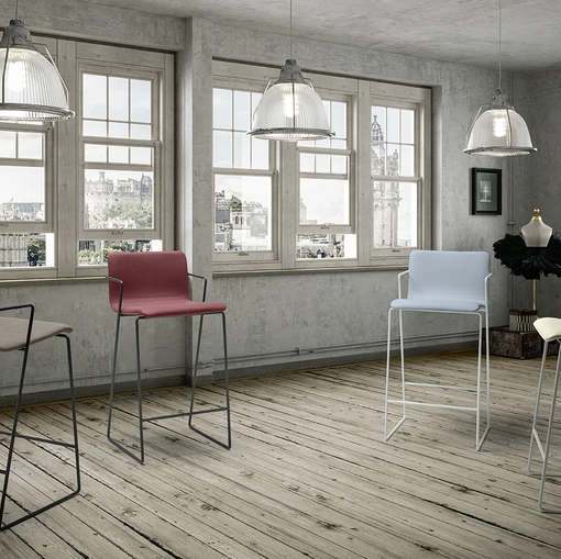 Sgabello Fluid C rivestito in tessuto o ecopelle con struttura in metallo di Zamagna