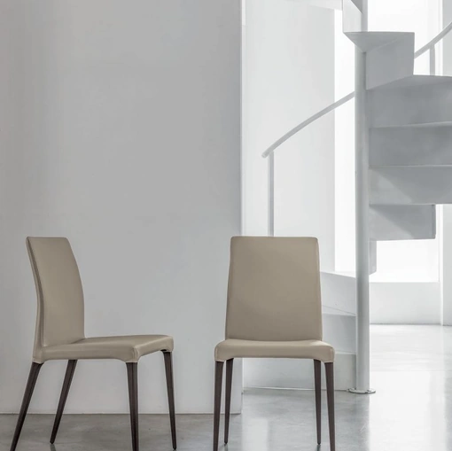 Sedia Fly in rovere moka con rivestimento in ecopelle di Tomasella