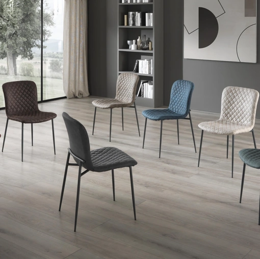 Sedia Gemma rivestita in microfibra trapuntata con struttura in acciaio di Gipi Le Sedie