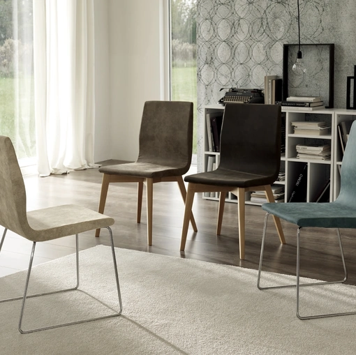 Sedia Alice rivestita in microfibra con base in metallo o frassino di Gipi Le Sedie