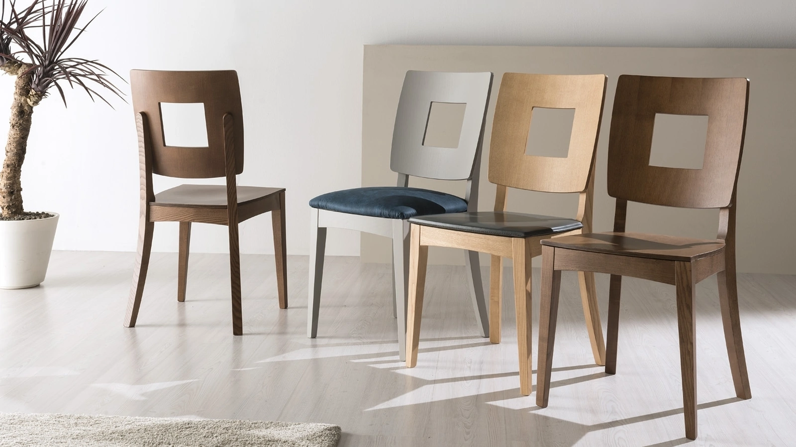 Sedia Contessa in frassino con seduta in tessuto, cuoietto o legno di Gipi Le Sedie