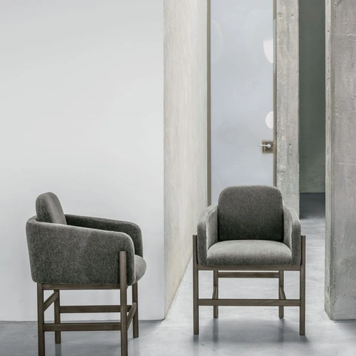 Sedia Hood in tessuto imbottito con struttura in legno rovere moka di Tomasella