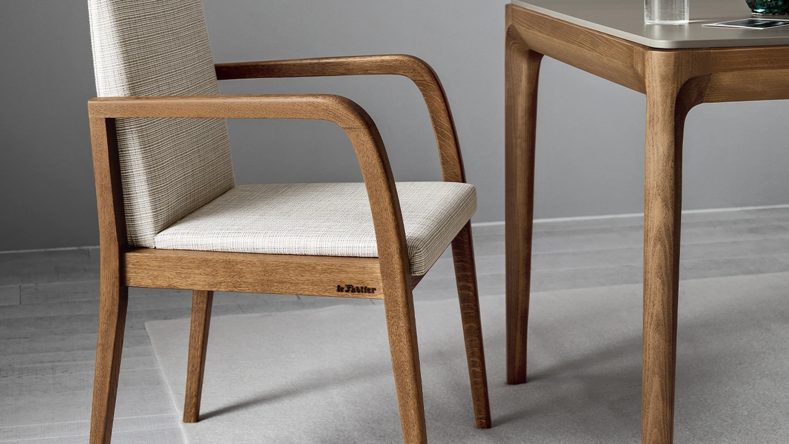 Sedia in tessuto con struttura in legno Kunti di Le Fablier