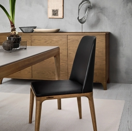 Sedia in pelle con struttura in legno Chakra di Le Fablier