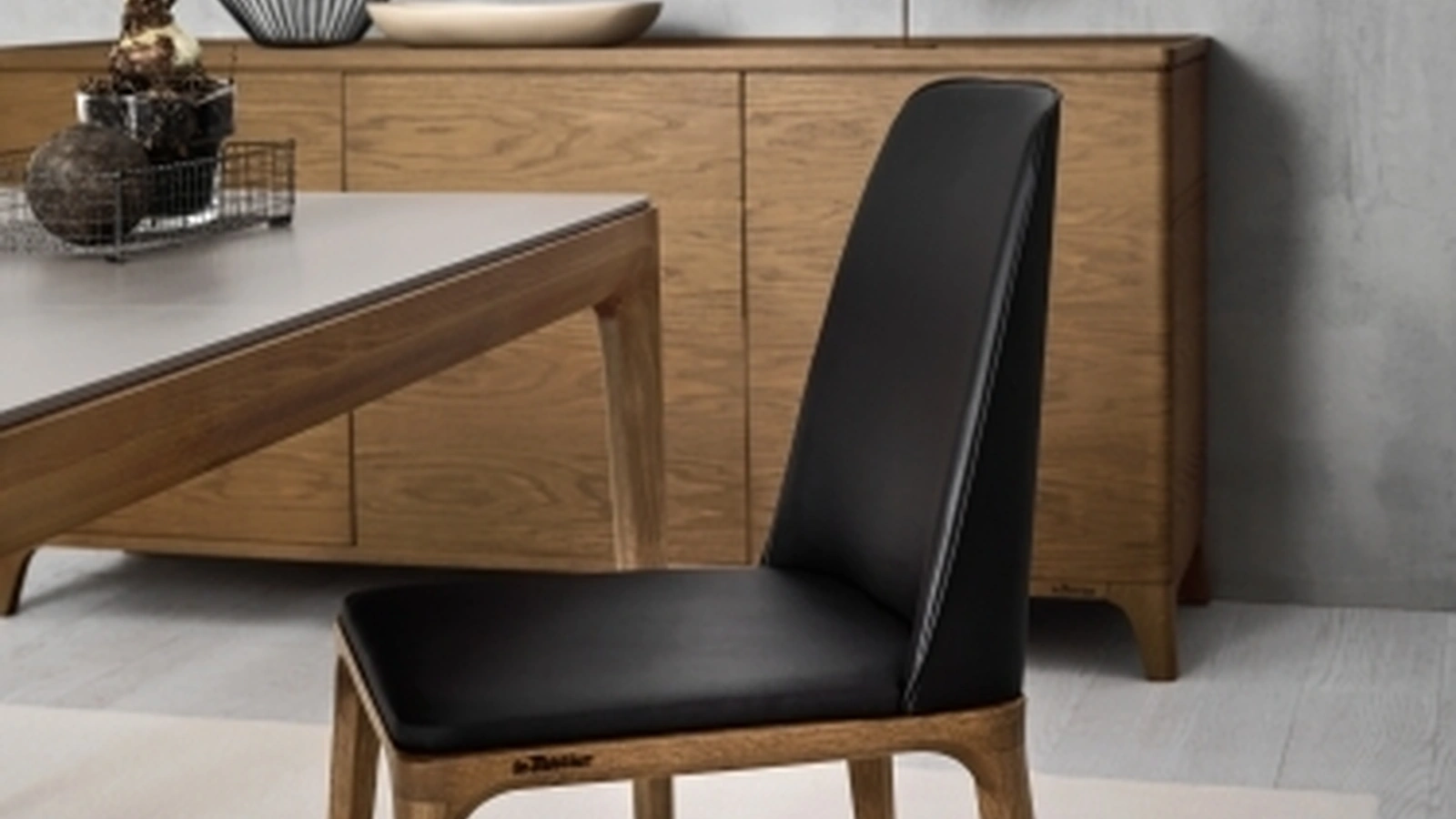 Sedia in pelle con struttura in legno Chakra di Le Fablier