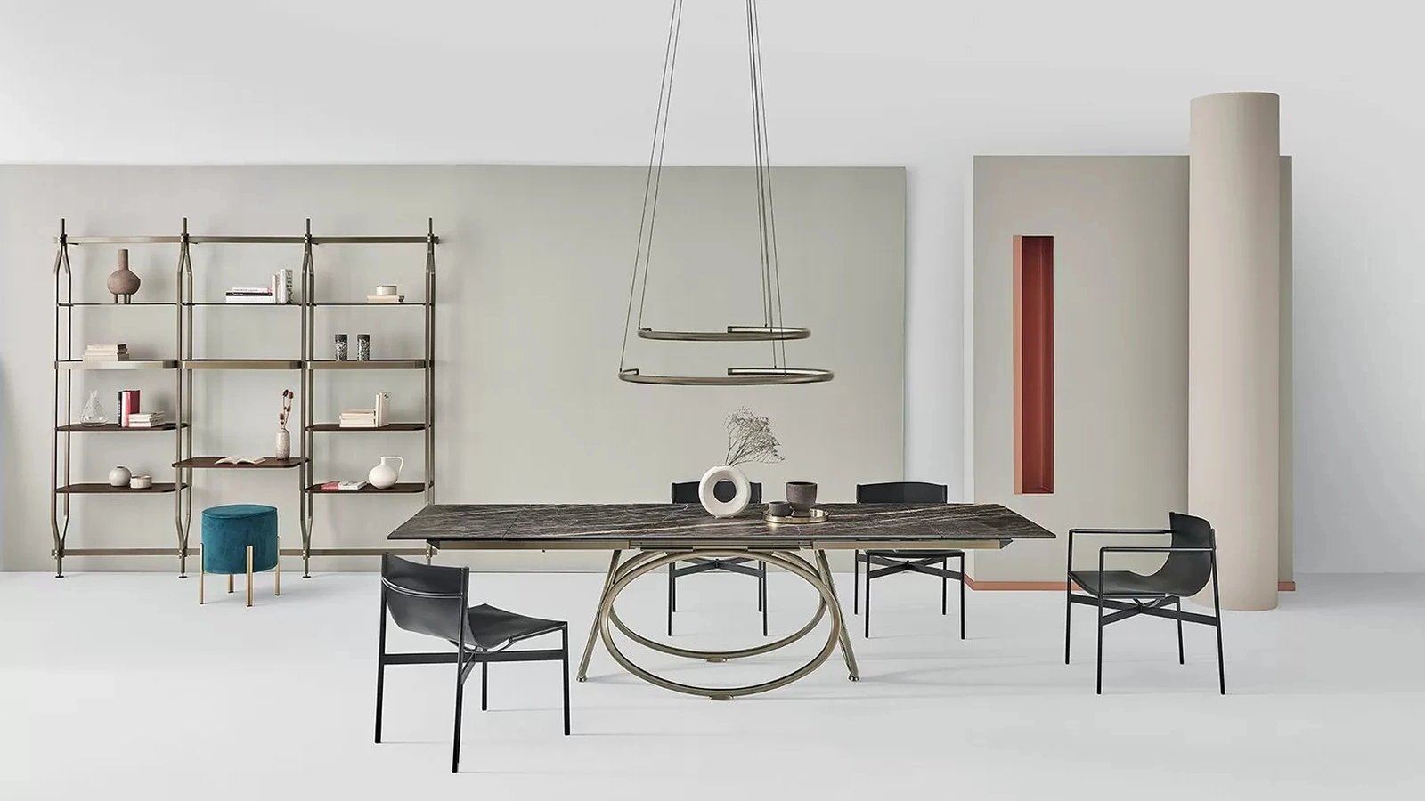 Sedia Lucrezia con o senza braccioli con struttura in acciaio laccato e monoscocca imbottita e rivestita in cuoio di Bontempi