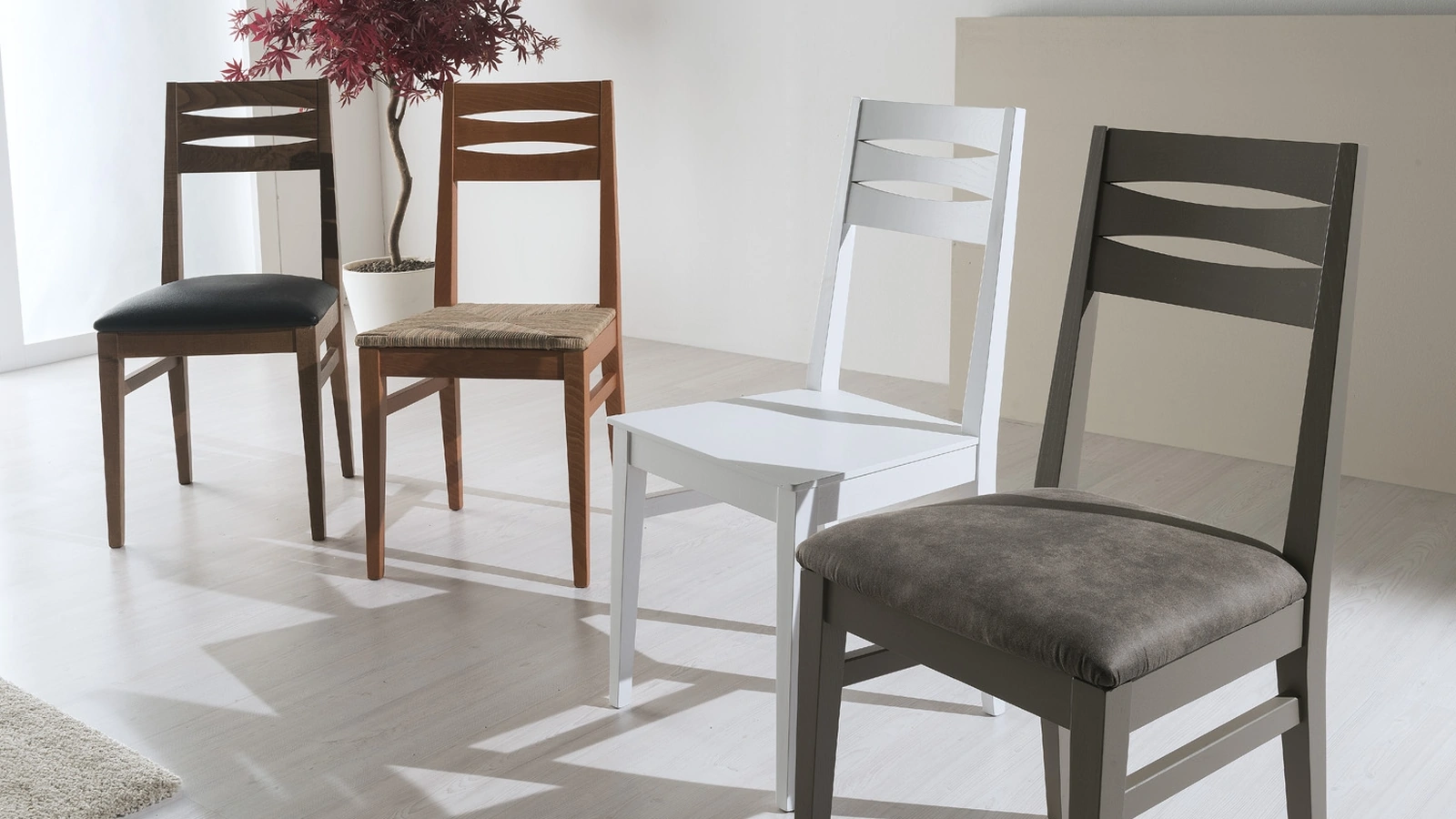 Sedia Luna in faggio o frassino con seduta in legno, impagliata, o rivestita in tessuto o ecopelle di Gipi Le Sedie