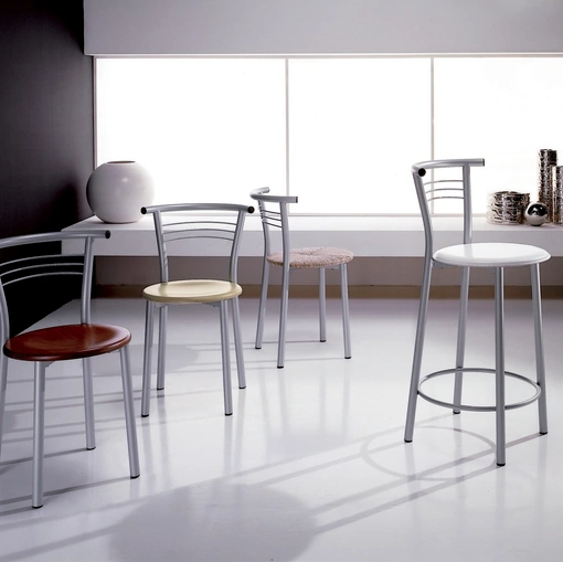 Sedia M22 e Sgabello S22 in metallo con seduta in cuoietto o in paglia di Gipi Le Sedie