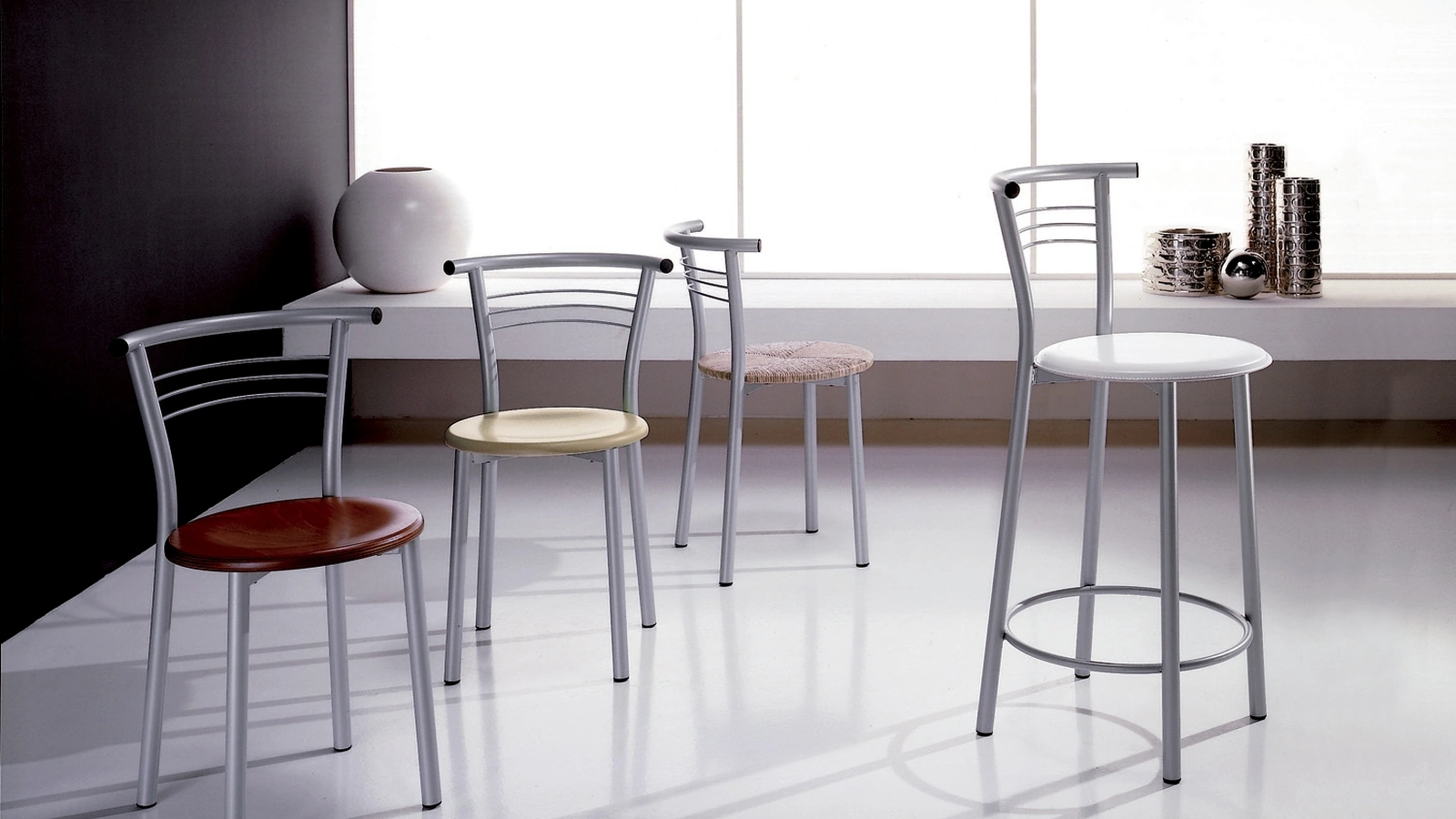 Sedia M22 e Sgabello S22 in metallo con seduta in cuoietto o in paglia di Gipi Le Sedie