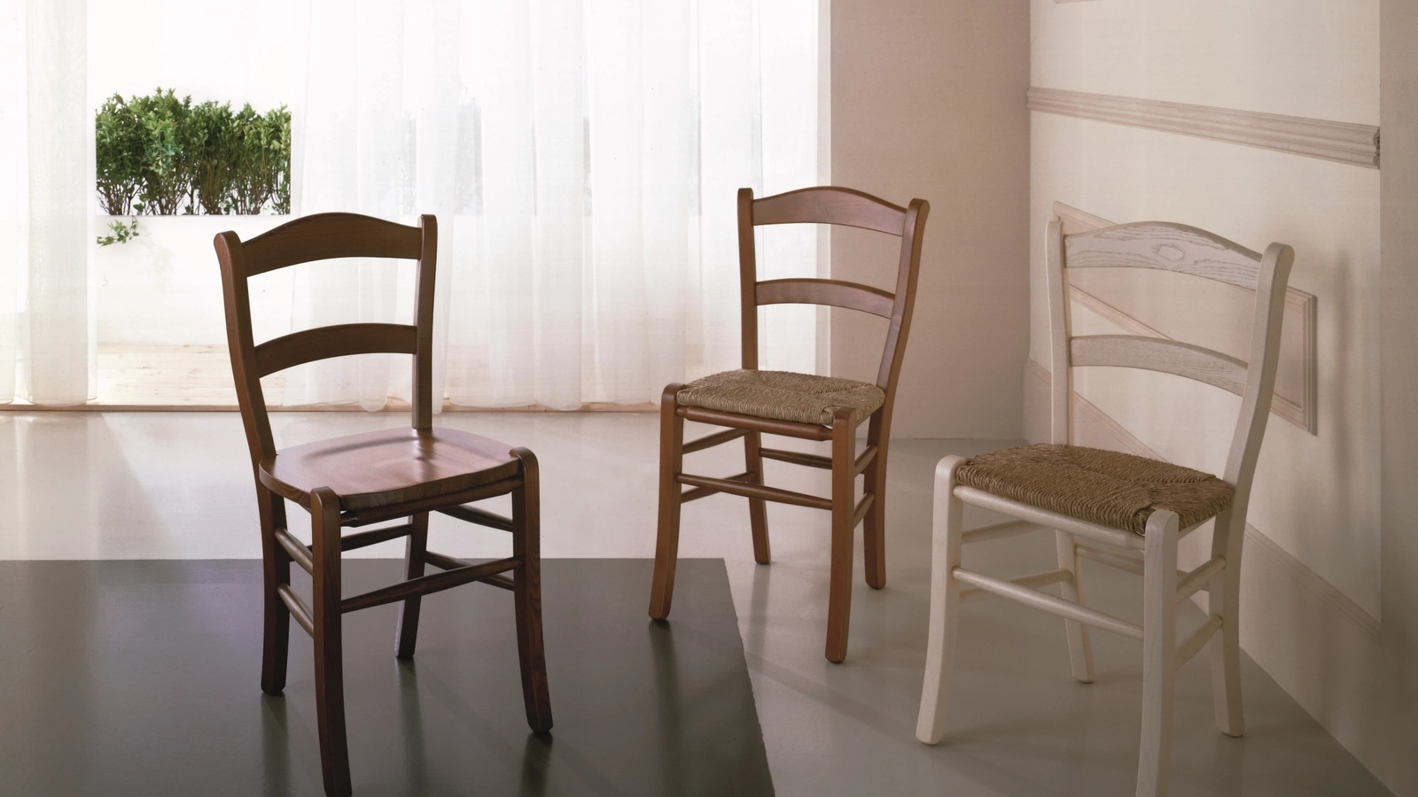 Sedia M24 in faggio e frassino sagomato con seduta impagliata o in legno di Gipi Le Sedie