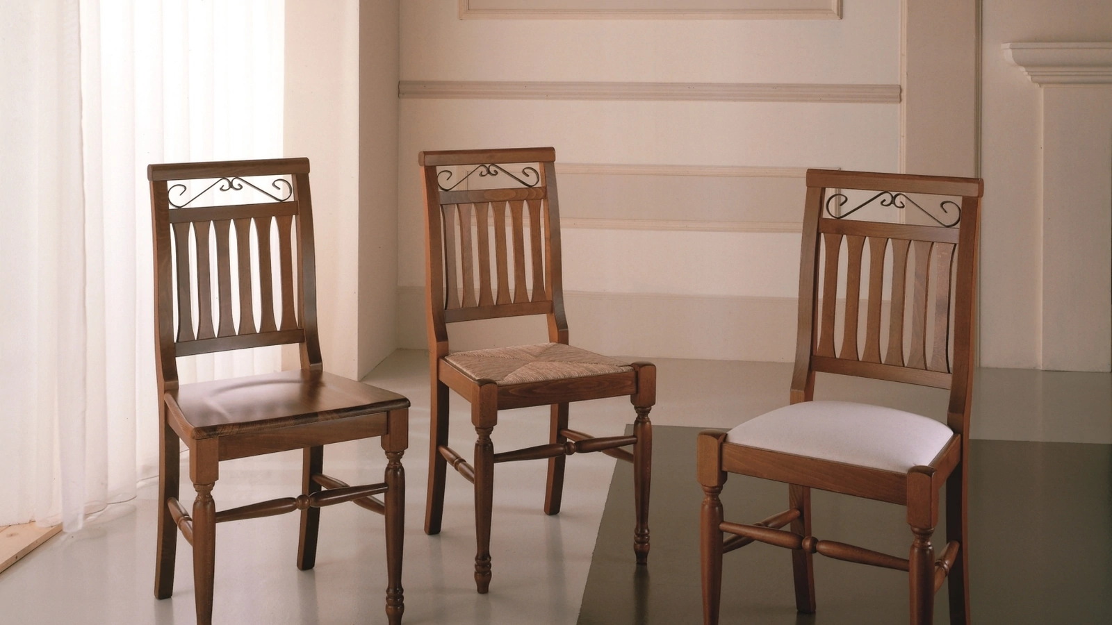 Sedia M65T e M65TF in faggio sagomato curvato e tornito con fregio in metallo curvato verniciato di Gipi Le Sedie