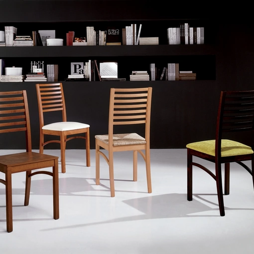 Sedia M77 in frassino o faggio con seduta in legno, impagliata o rivestita in ecopelle o tessuto di Gipi Le Sedie