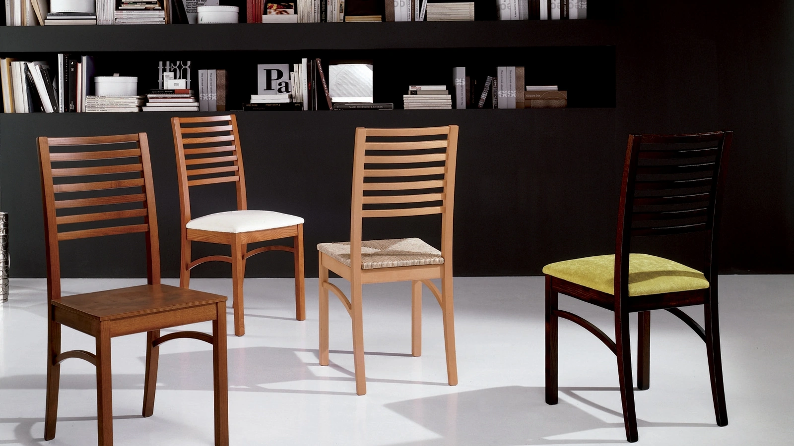 Sedia M77 in frassino o faggio con seduta in legno, impagliata o rivestita in ecopelle o tessuto di Gipi Le Sedie