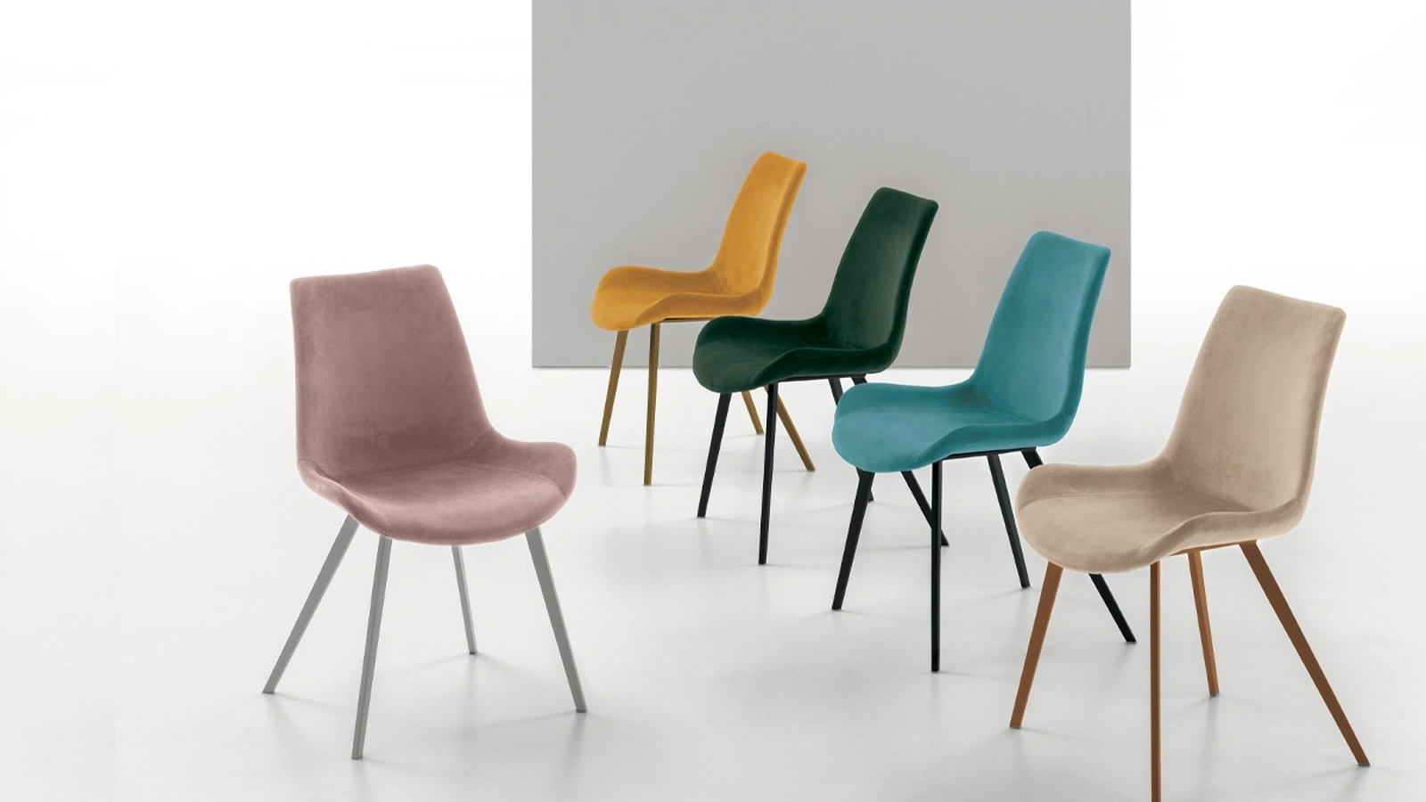 Sedia Malaga con struttura in metallo verniciato e seduta in morbida microfibra effetto velluto di Target Point