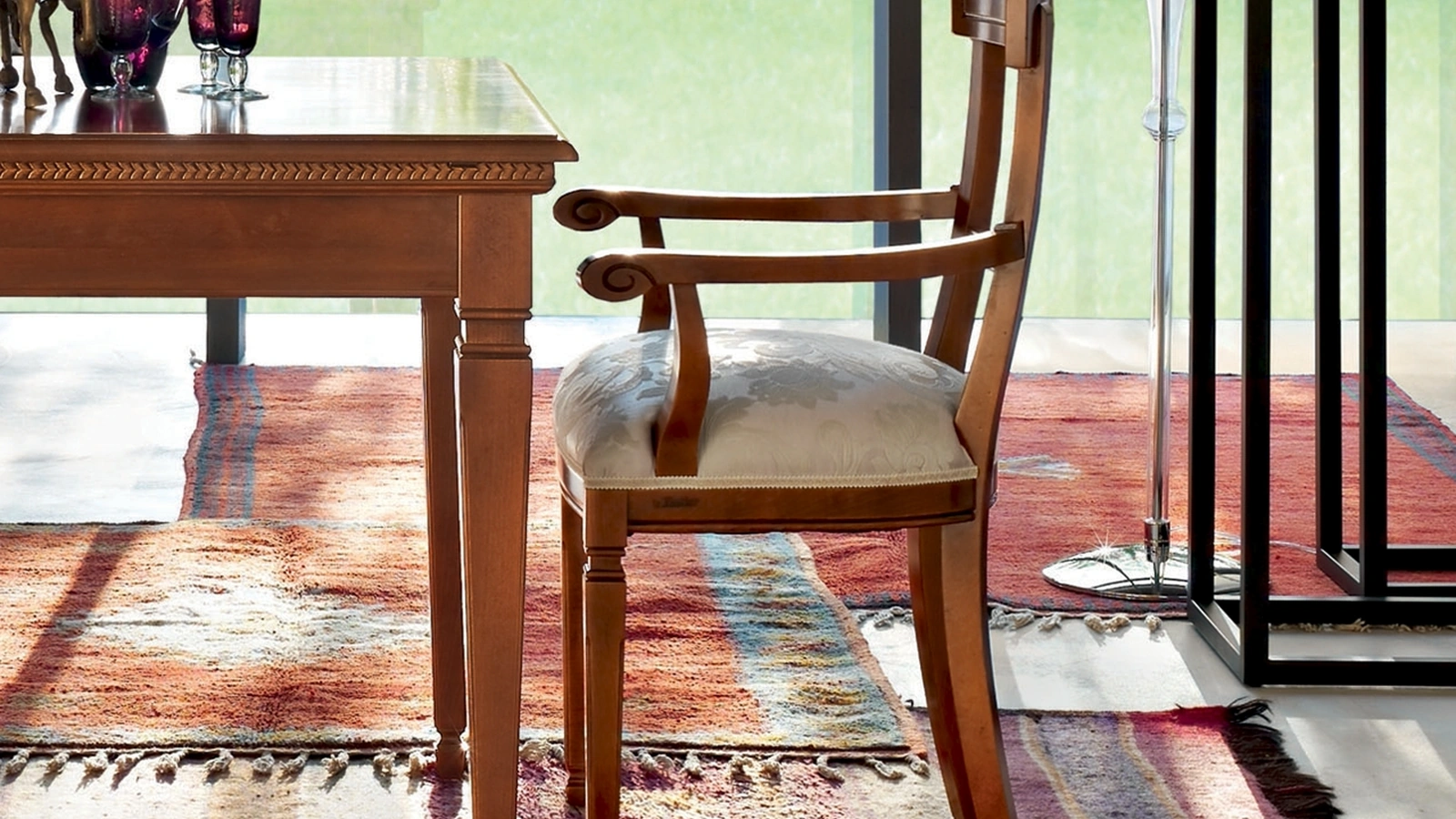 Sedia in legno con seduta in tessuto imbottito con braccioli Margherita di Le Fablier