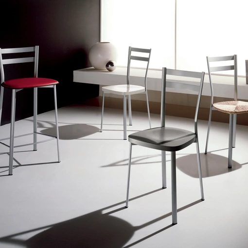 Sedia e Sgabello  Mary con struttura in profilato di acciaio curvato a sezione ellittica di Gipi Le Sedie
