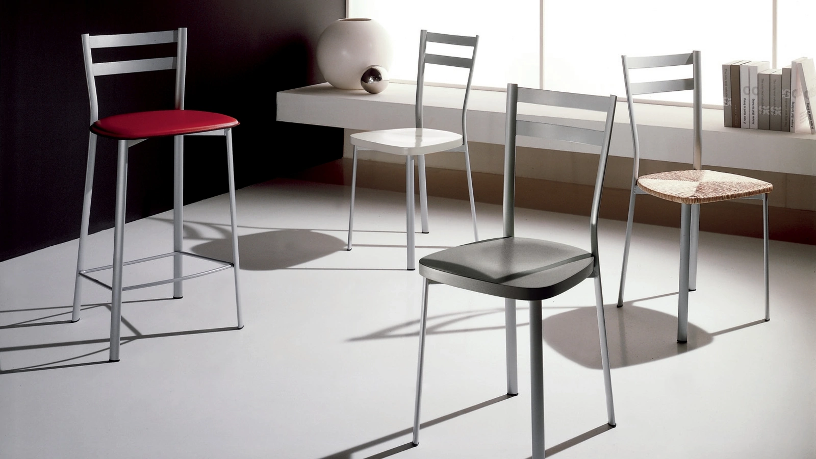 Sedia e Sgabello  Mary con struttura in profilato di acciaio curvato a sezione ellittica di Gipi Le Sedie