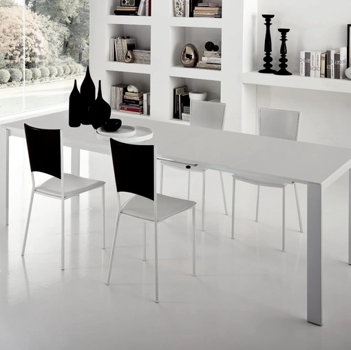 Sedia Milly con sedile e schienale rivestiti in cuoietto e struttura in metallo di Gipi Le Sedie