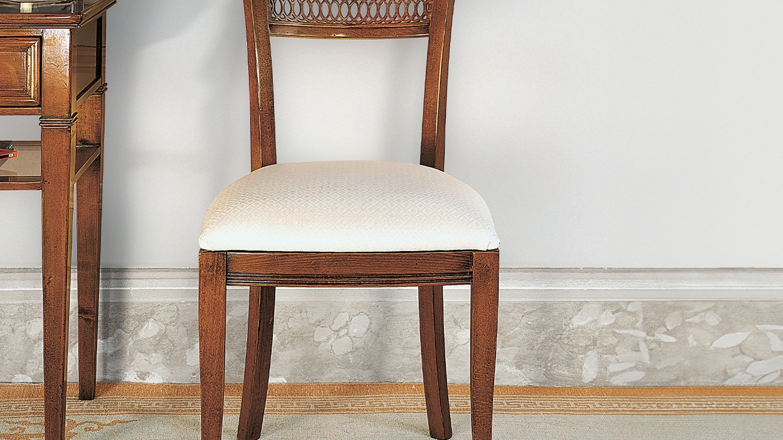 Sedia Ossidiana in  legno con seduta in tessuto imbottito di Le Fablier