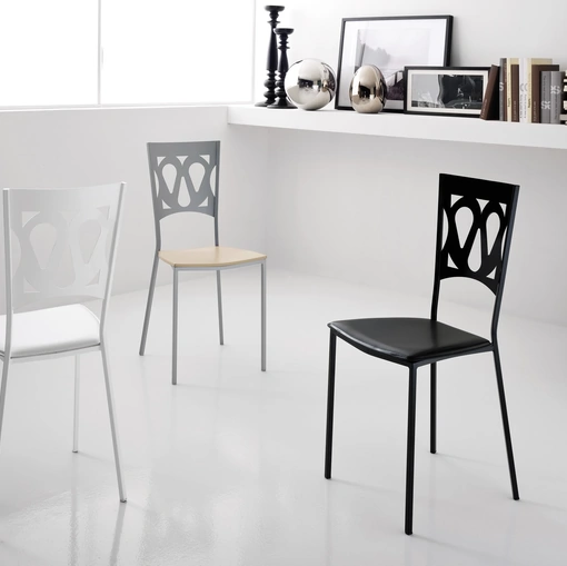 Sedia Perla in metallo con seduta in frassino o rivestita in cuoietto di Gipi Le Sedie