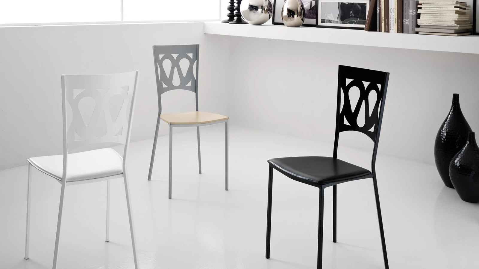 Sedia Perla in metallo con seduta in frassino o rivestita in cuoietto di Gipi Le Sedie