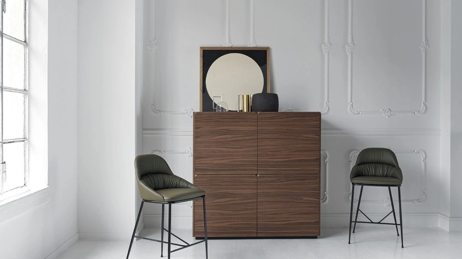 Sgabello Queen rivestito in ecopelle con struttura in acciaio laccato di Bontempi