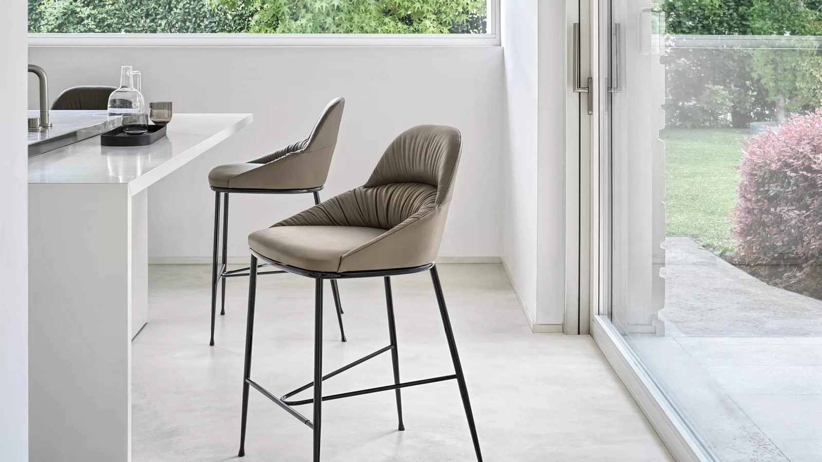 Sgabello Queen rivestito in ecopelle con struttura in acciaio laccato di Bontempi