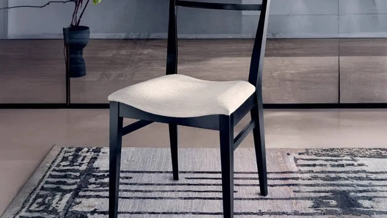 Sedia Rododendro in legno laccato Nero e seduta in tessuto Bianco di Le Fablier