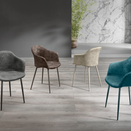 Sedia Rose in velluto con base in metallo di Gipi Le Sedie