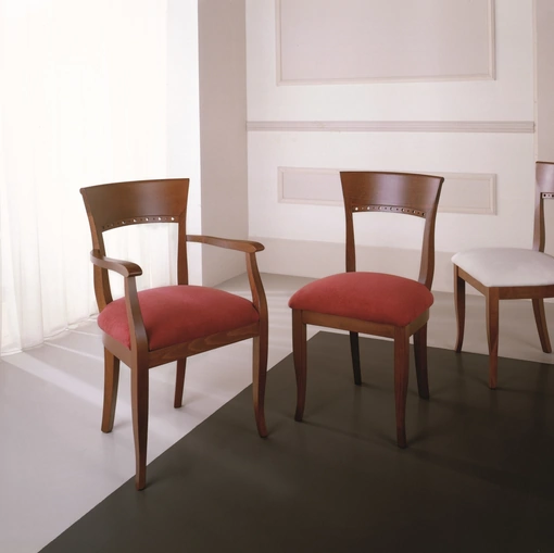 Sedia con o senza braccioli Sofia in legno di faggio con seduta in tessuto imbottito di Gipi Le Sedie