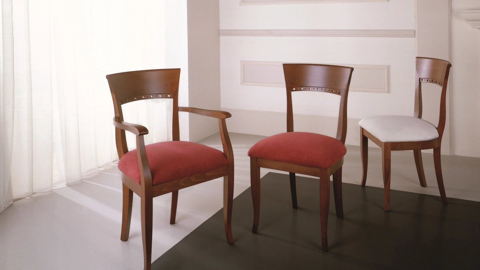 Sedia con o senza braccioli Sofia in legno di faggio con seduta in tessuto imbottito di Gipi Le Sedie