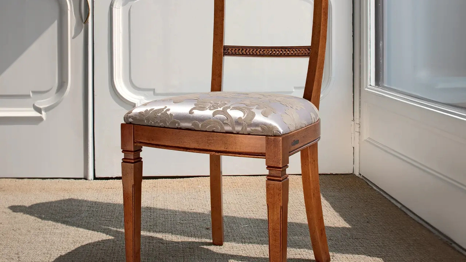 Sedia in legno con seduta in tessuto damascato imbottito Violetta di Le Fablier