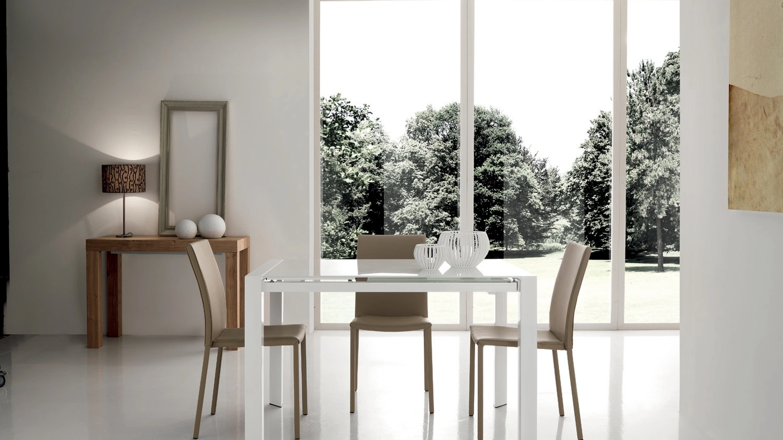 Tavolo allungabile in vetro temperato con gambe in metallo a sezione triangolare Atos Gipi Le Sedie